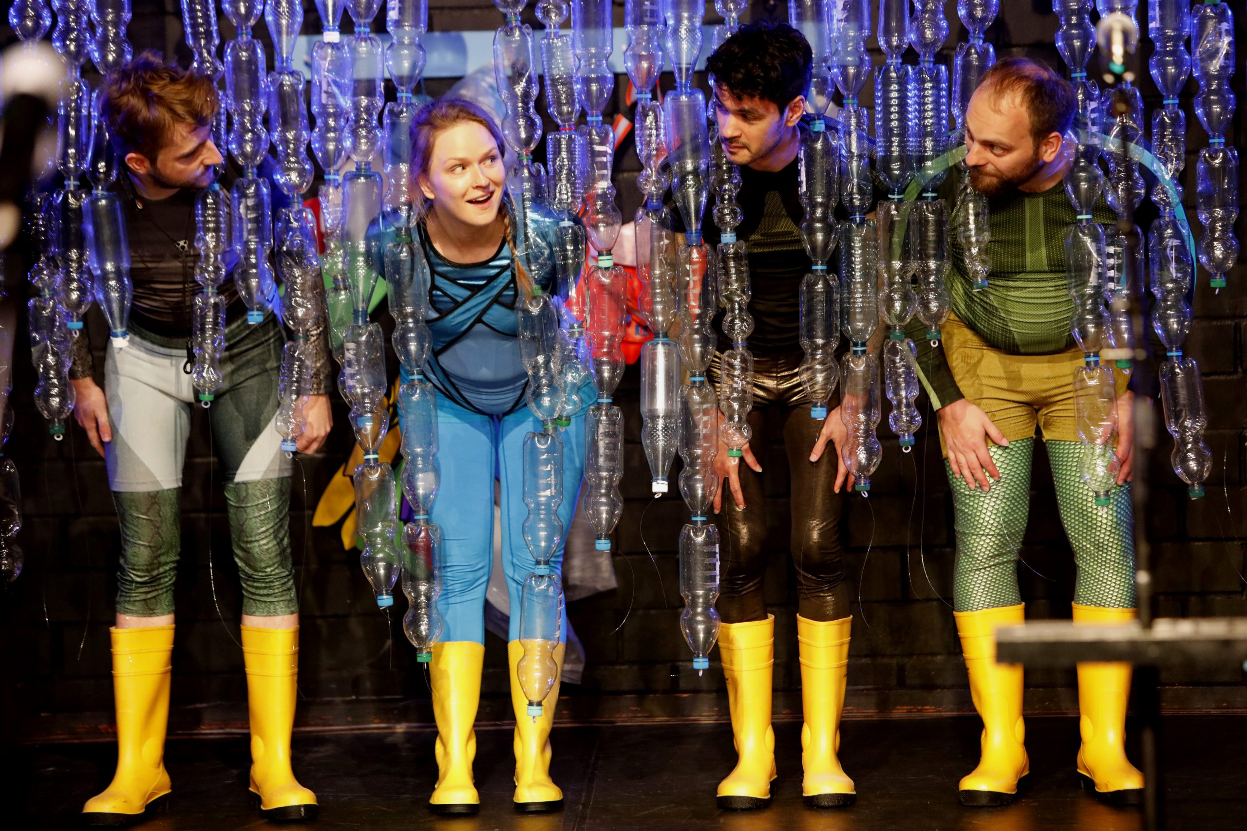 Darstellende des Theaterstücks SPLASH! auf der Bühne.