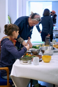 Teilnehmerinnen des Zukunftforums 2025 beim Workshop "Leckeres aus Kräutern".
